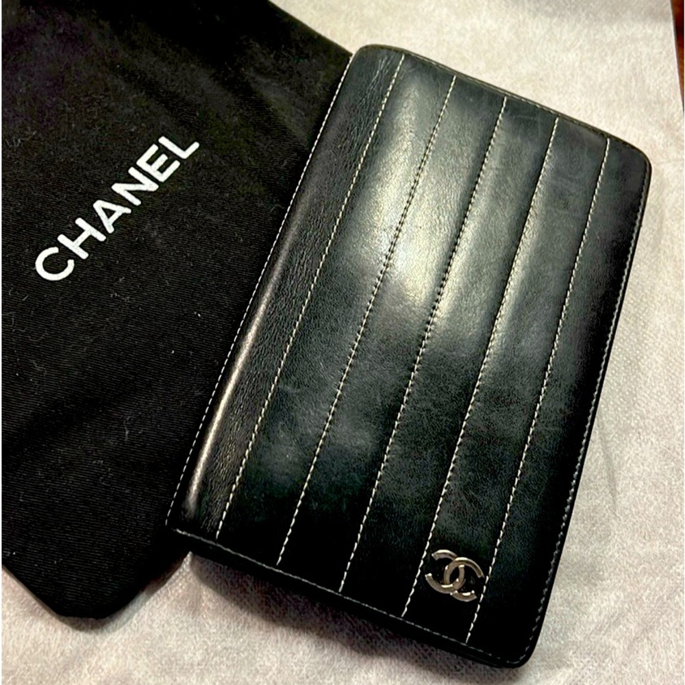 Chanel Black Vertical Quilted Lambskin Leather L Yen Holder Wallet